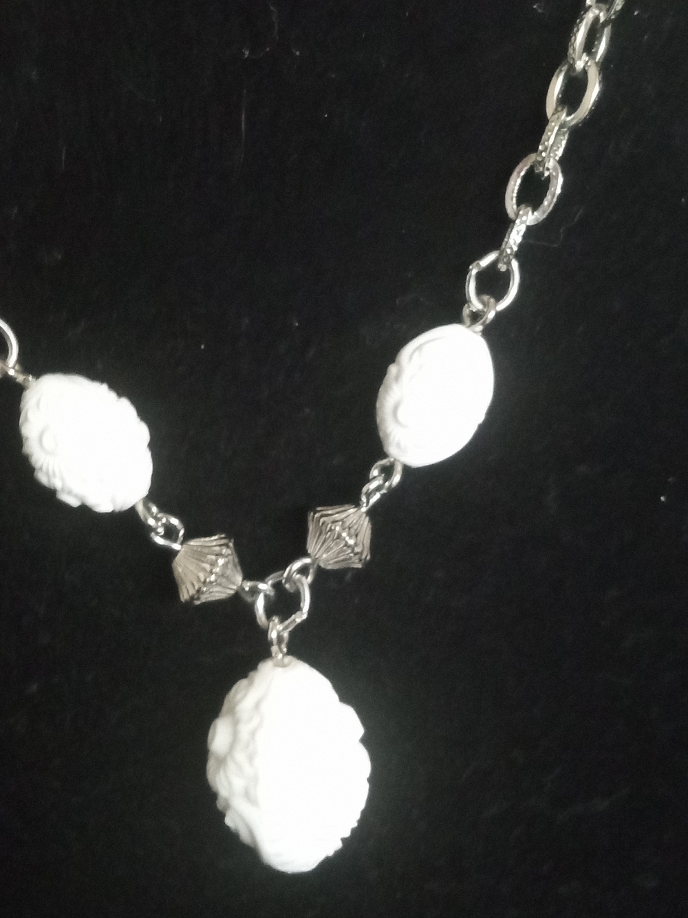 Vintage 1976 Sarah Coventry 22 Inch Women's Necklace